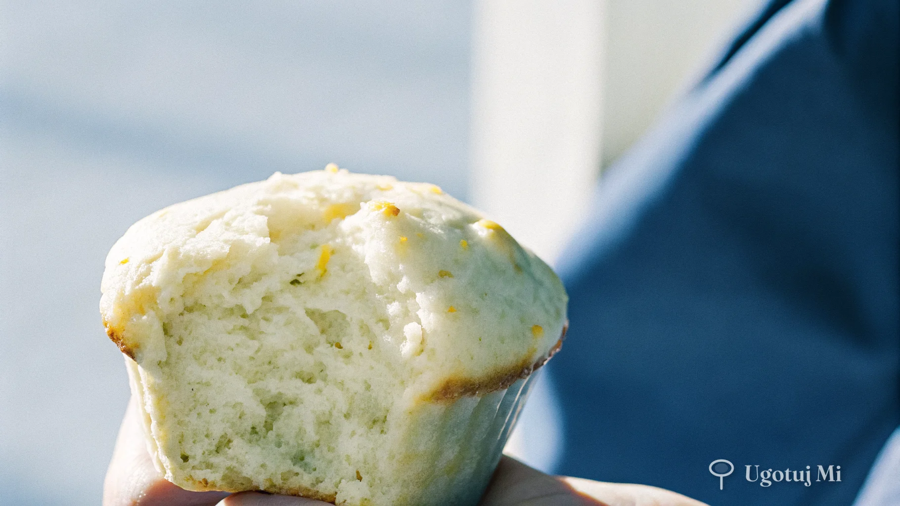 Zbliżenie na puszyste wnętrze babeczki cytrynowej z widoczną skórką cytryny | ugotujmi.pl