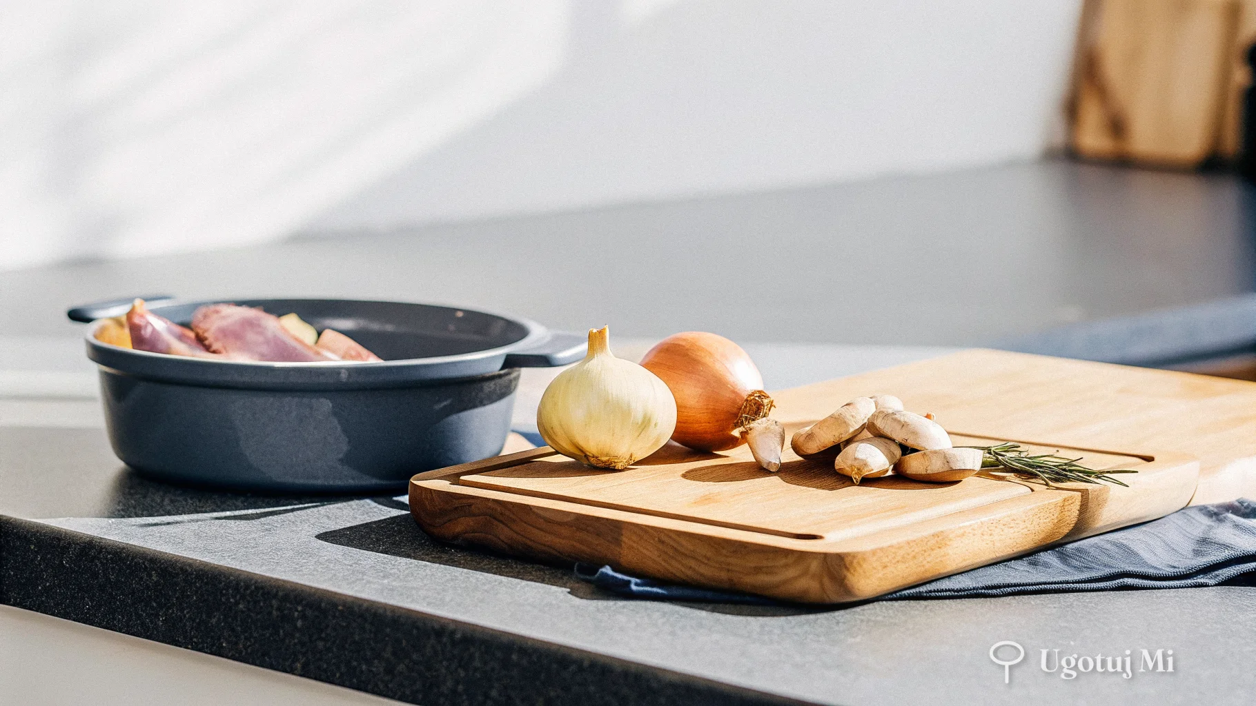 Składniki do bigosu rozłożone na desce - kapusty, kiełbasy, mięso i warzywa | ugotujmi.pl