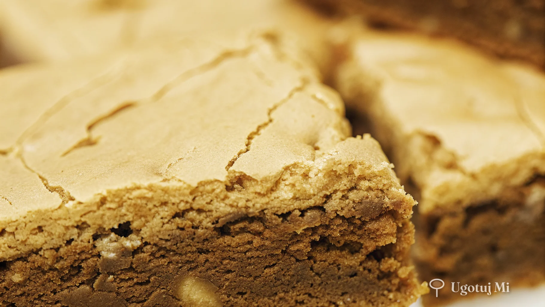 Zbliżenie na wilgotną, gęstą teksturę brownie czekoladowego w przekroju | ugotujmi.pl