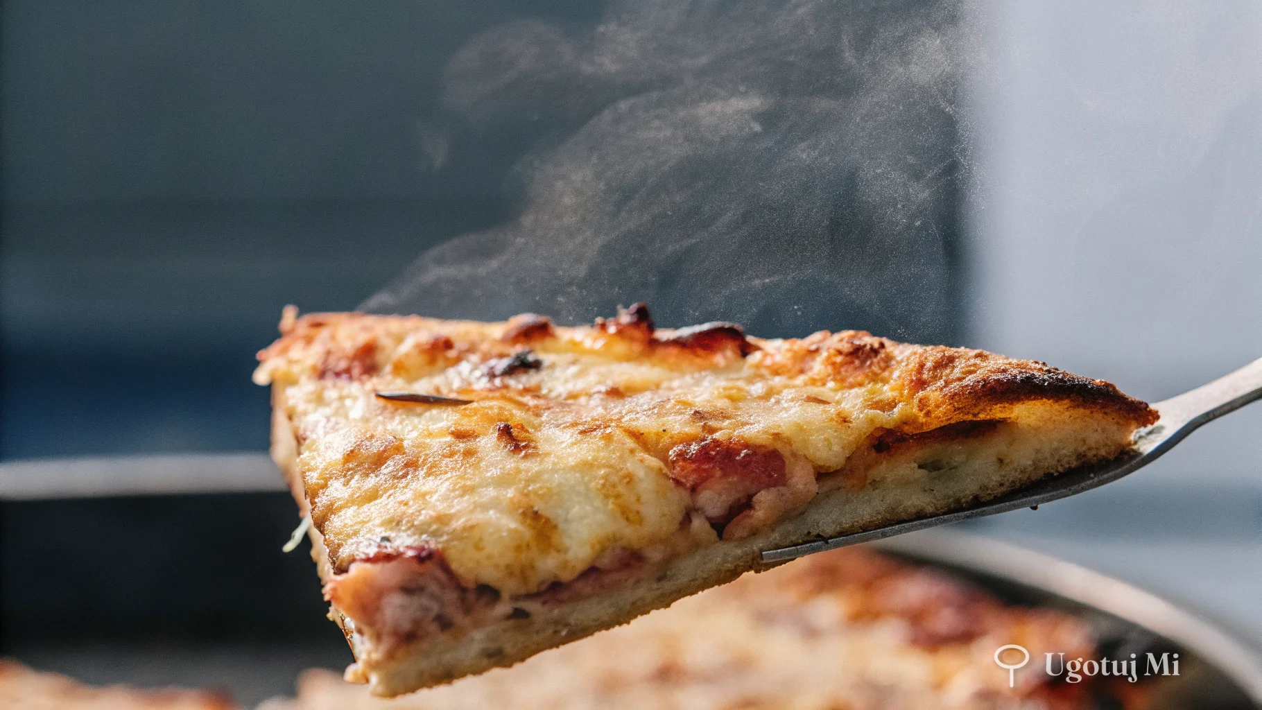 Zbliżenie na chrupiący spód pizzy z patelni i roztopiony ser | ugotujmi.pl