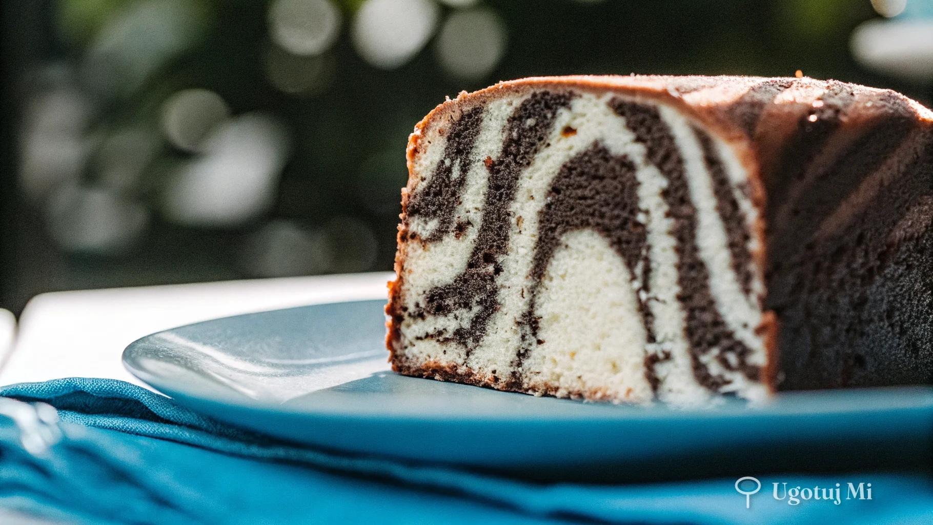 Zbliżenie na przekrój ciasta zebra pokazujące wyraźne pasy czekoladowe i waniliowe | ugotujmi.pl
