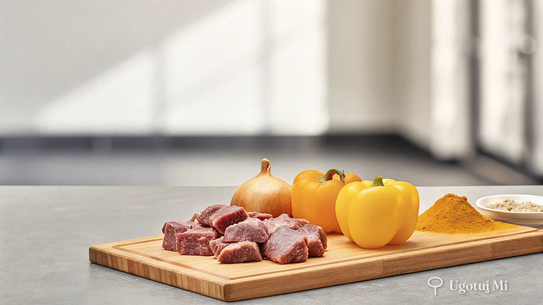 Składniki do gulaszu węgierskiego - mięso, papryka, cebula | ugotujmi.pl