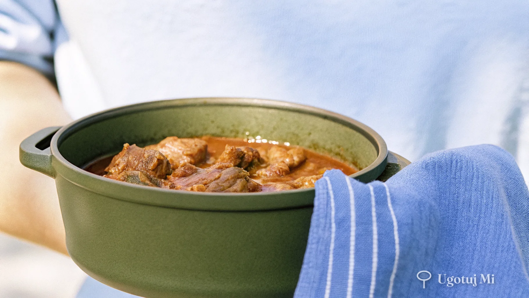 Zbliżenie na bulgoczący gulasz w garnku z intensywnie czerwonym sosem | ugotujmi.pl