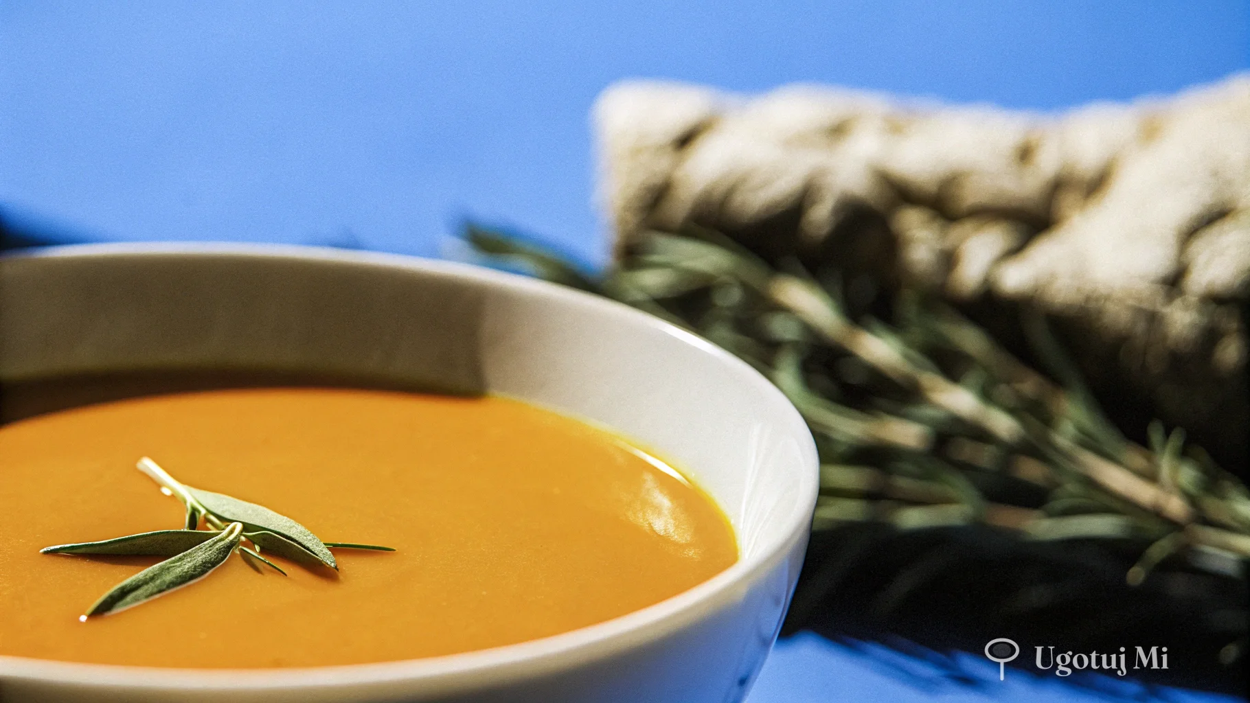 Zbliżenie na aksamitną teksturę kremu z marchewki | ugotujmi.pl