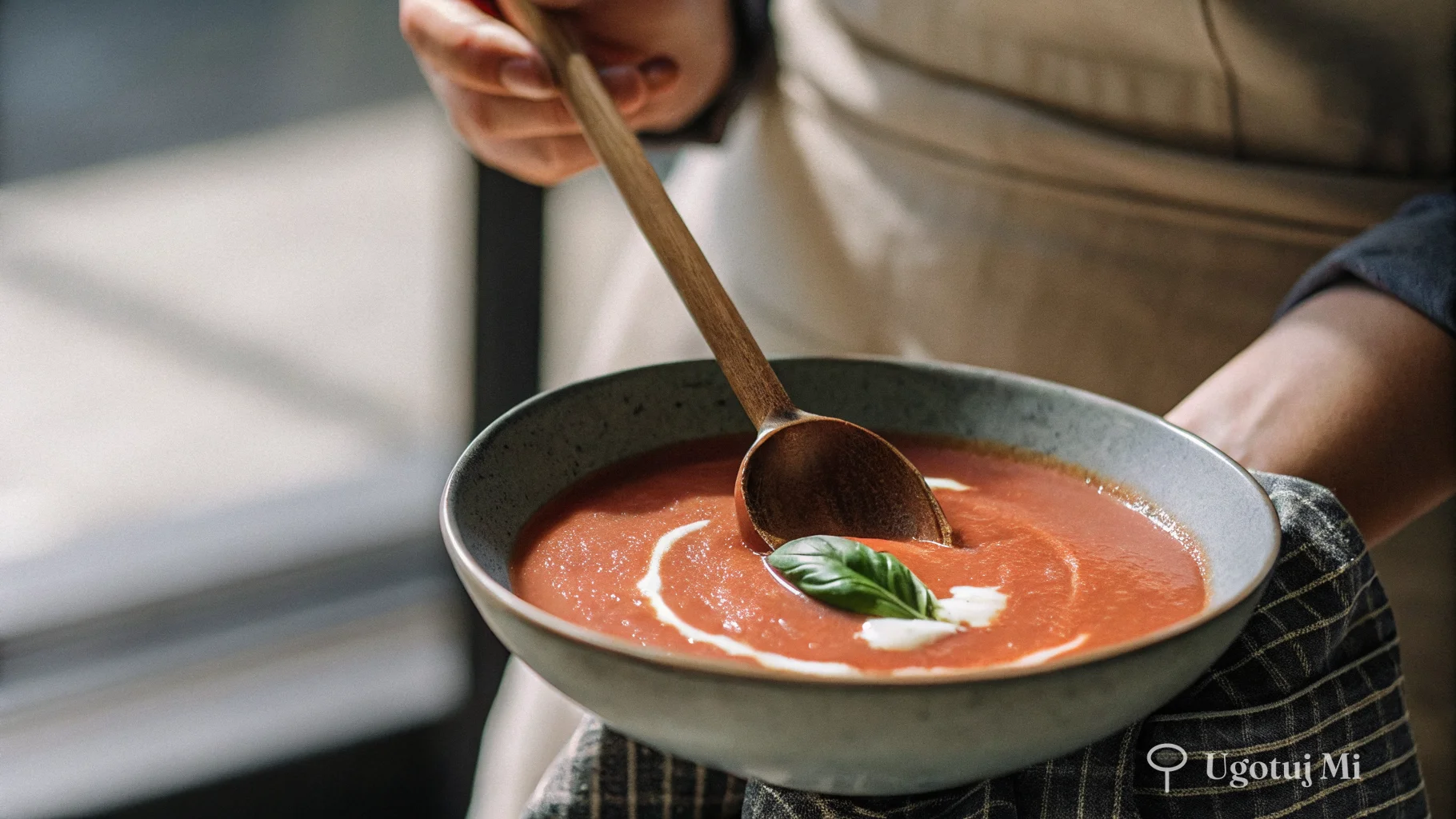 Zbliżenie na aksamitną konsystencję kremu pomidorowego | ugotujmi.pl
