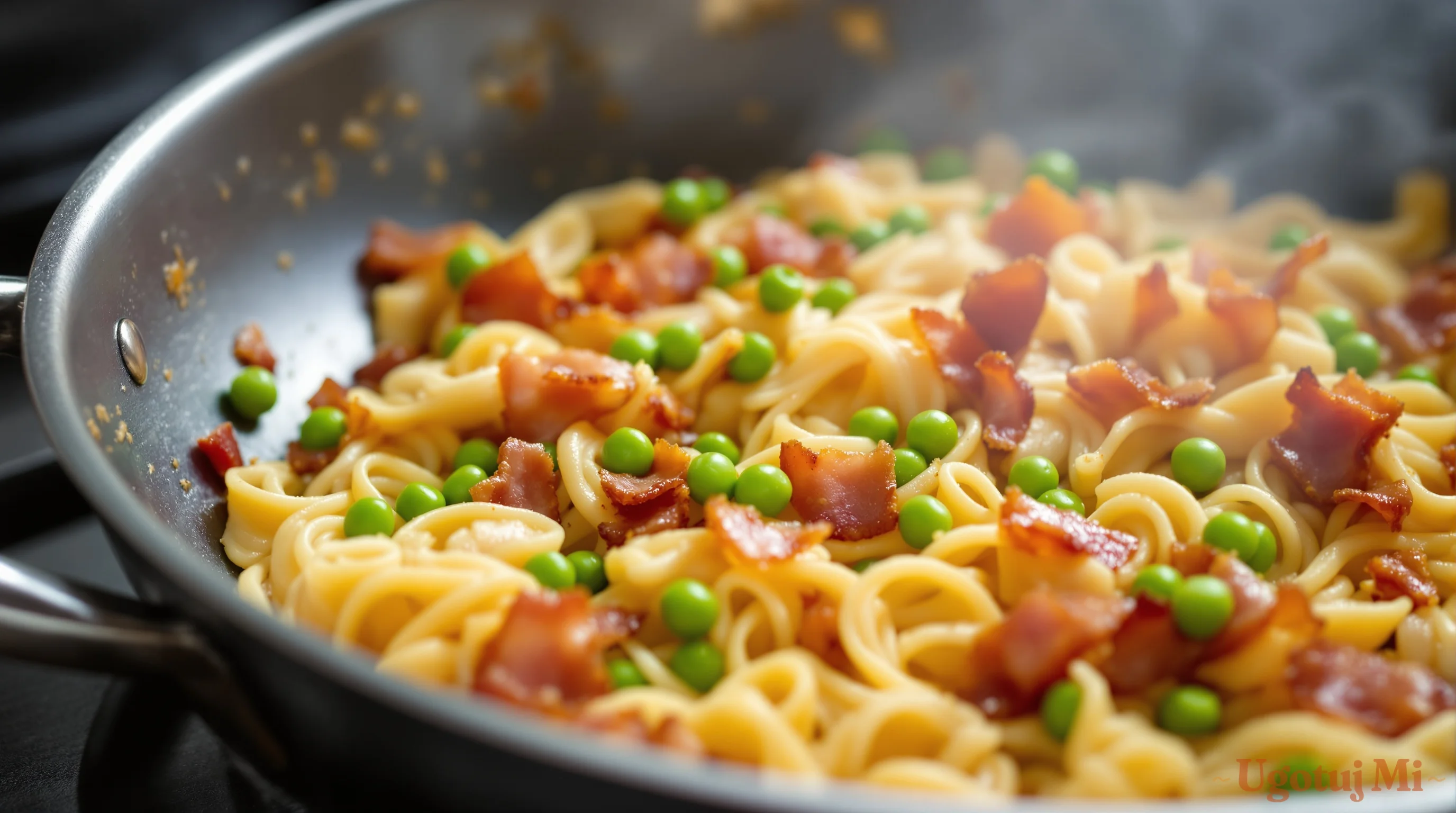 Makaron z boczkiem i groszkiem - szybki obiad w 20 minut - przygotowanie | ugotujmi.pl