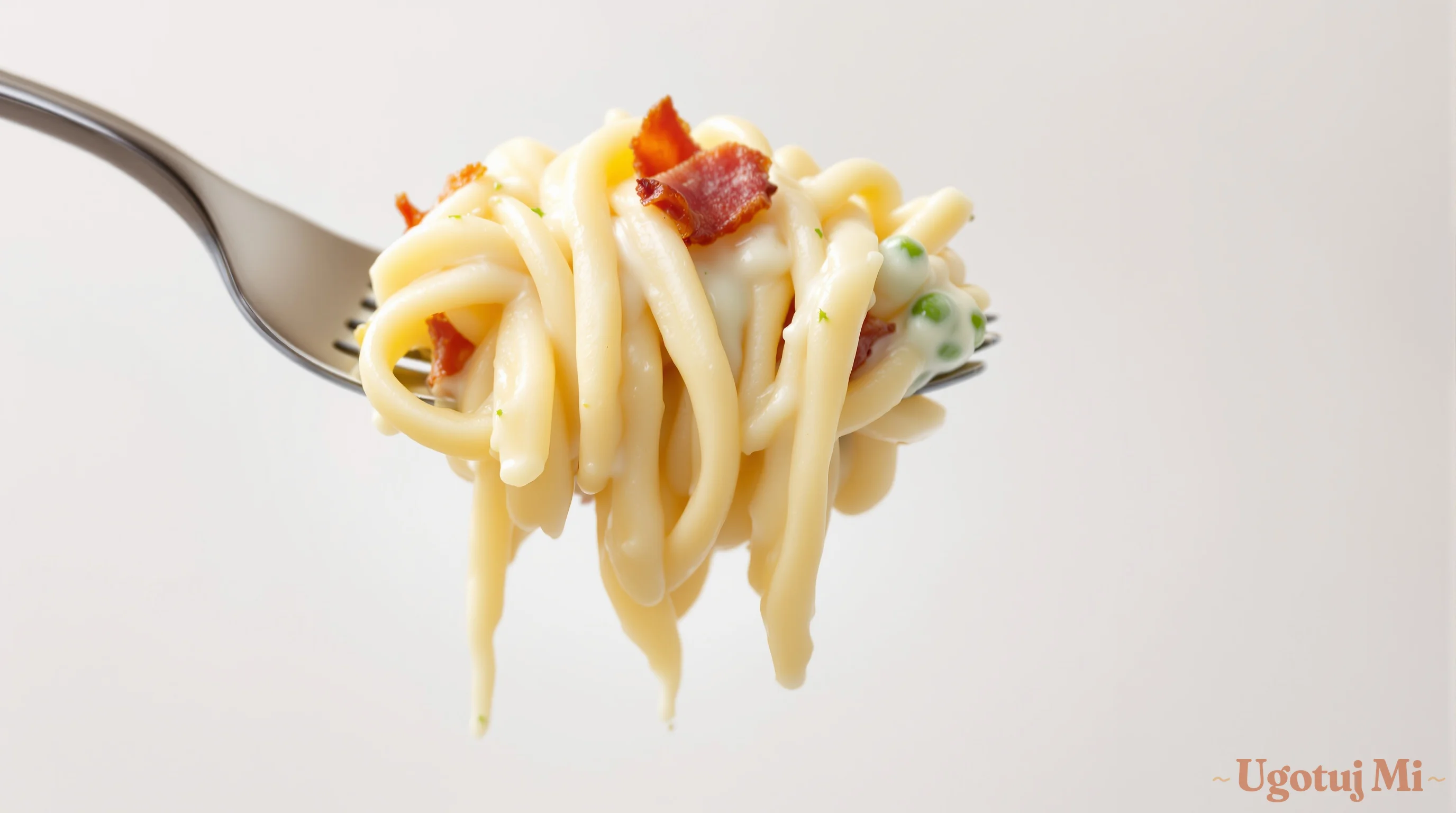 Makaron z boczkiem i groszkiem - szybki obiad w 20 minut - podanie | ugotujmi.pl