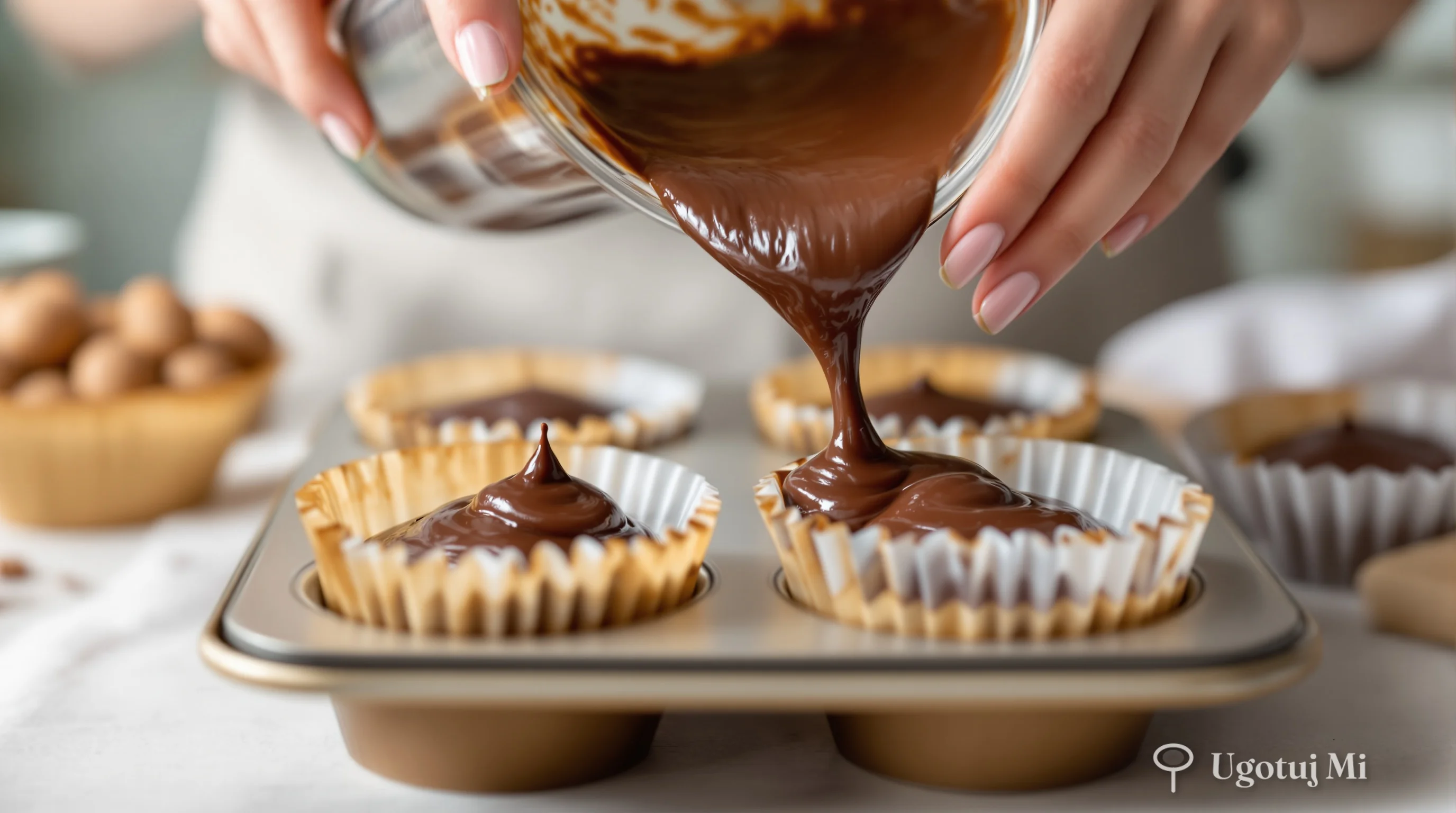 Nalewanie ciasta do foremek na muffinki w papilotach | ugotujmi.pl