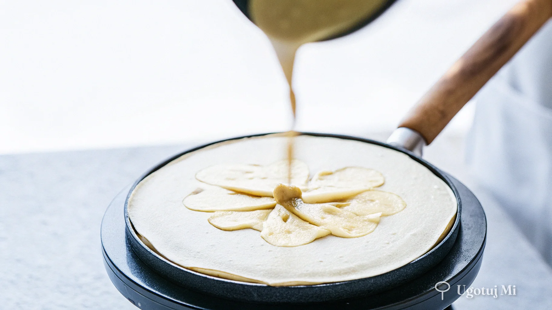 Nalewanie ciasta naleśnikowego na patelnię | ugotujmi.pl