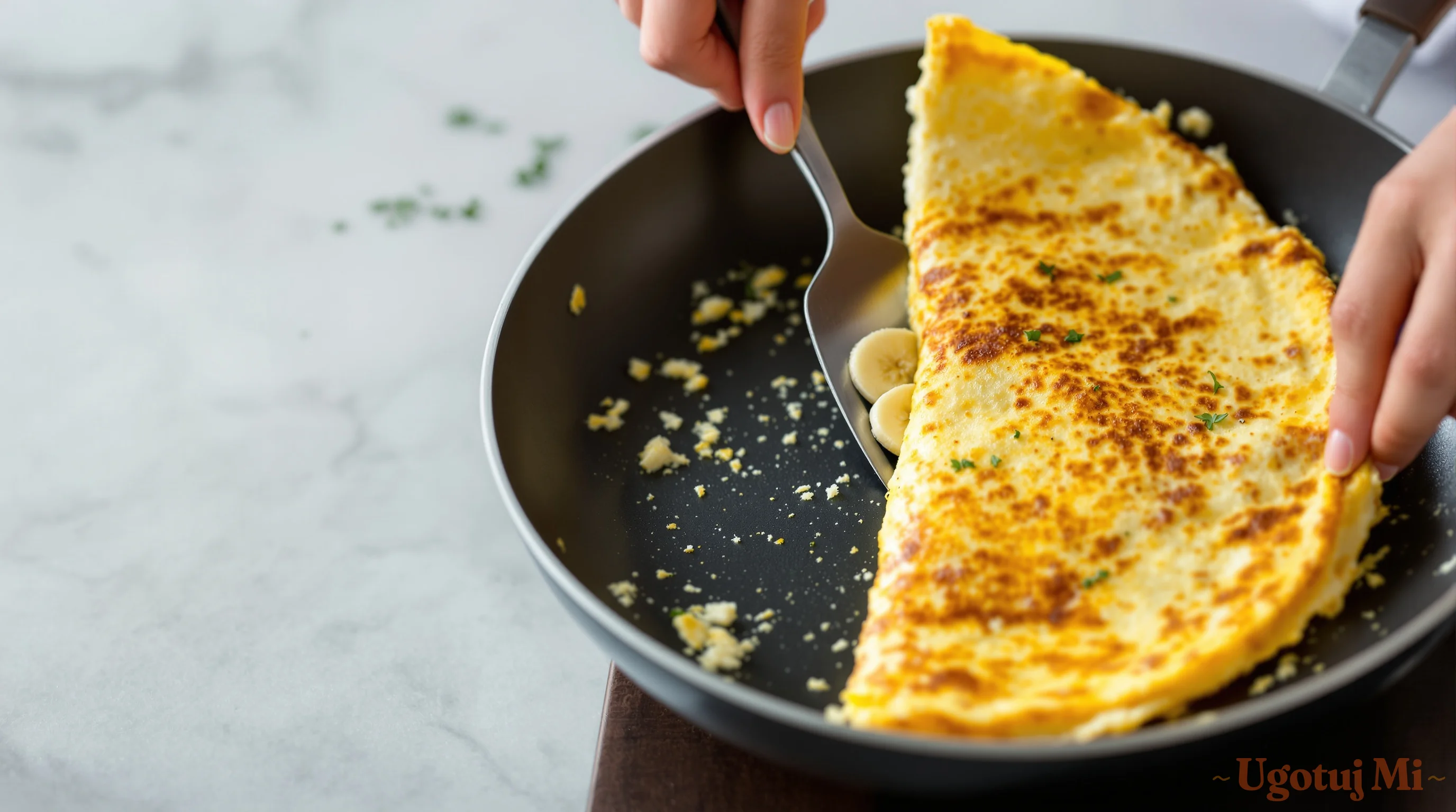 Składanie omletu na patelni łopatką | ugotujmi.pl