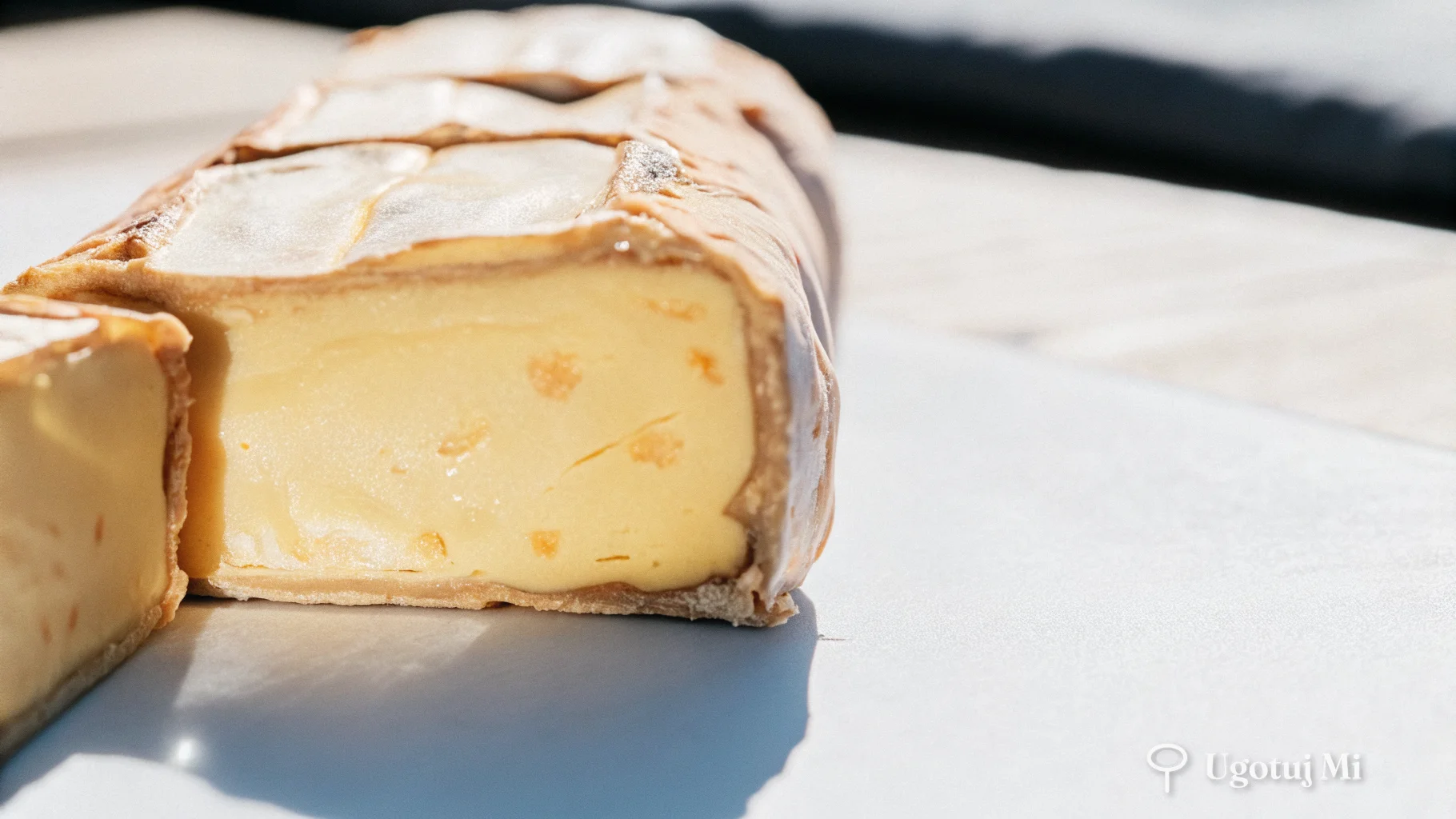 Zbliżenie na kremową teksturę omletu francuskiego | ugotujmi.pl