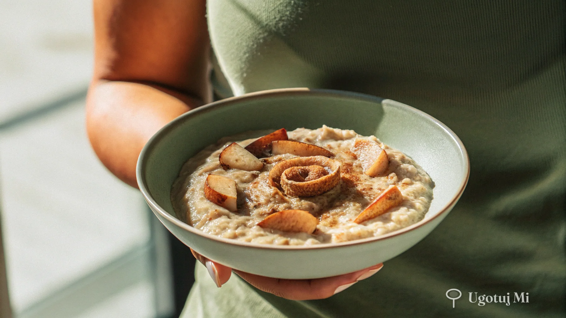 Zbliżenie na kremową teksturę owsianki z kawałkami jabłek | ugotujmi.pl