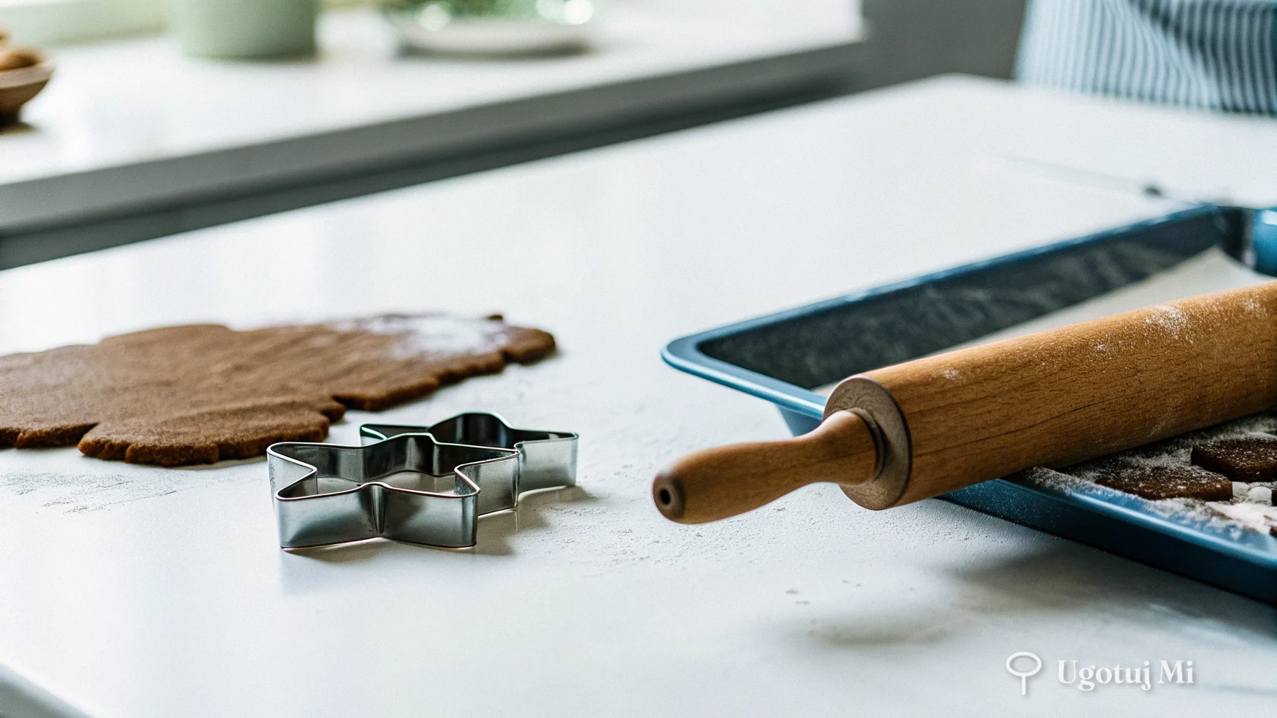 Rozwałkowywanie ciasta na pierniczki z foremkami do wykrawania | ugotujmi.pl