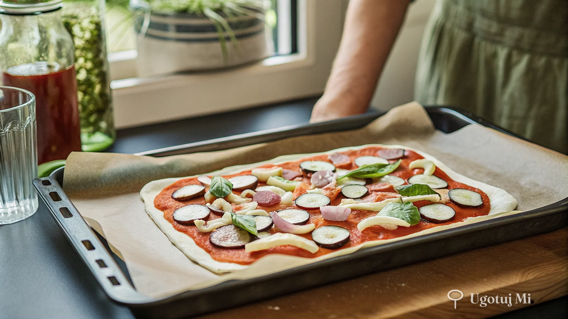 Pizza po polsku z kiełbasą i ogórkiem kiszonym - gotowanie | ugotujmi.pl