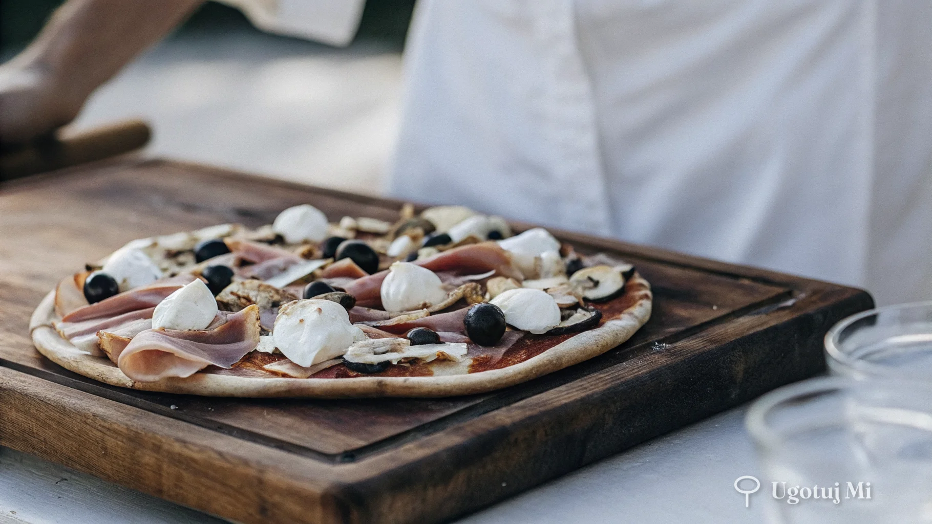 Składniki do pizzy Quattro Stagioni rozłożone na desce | ugotujmi.pl