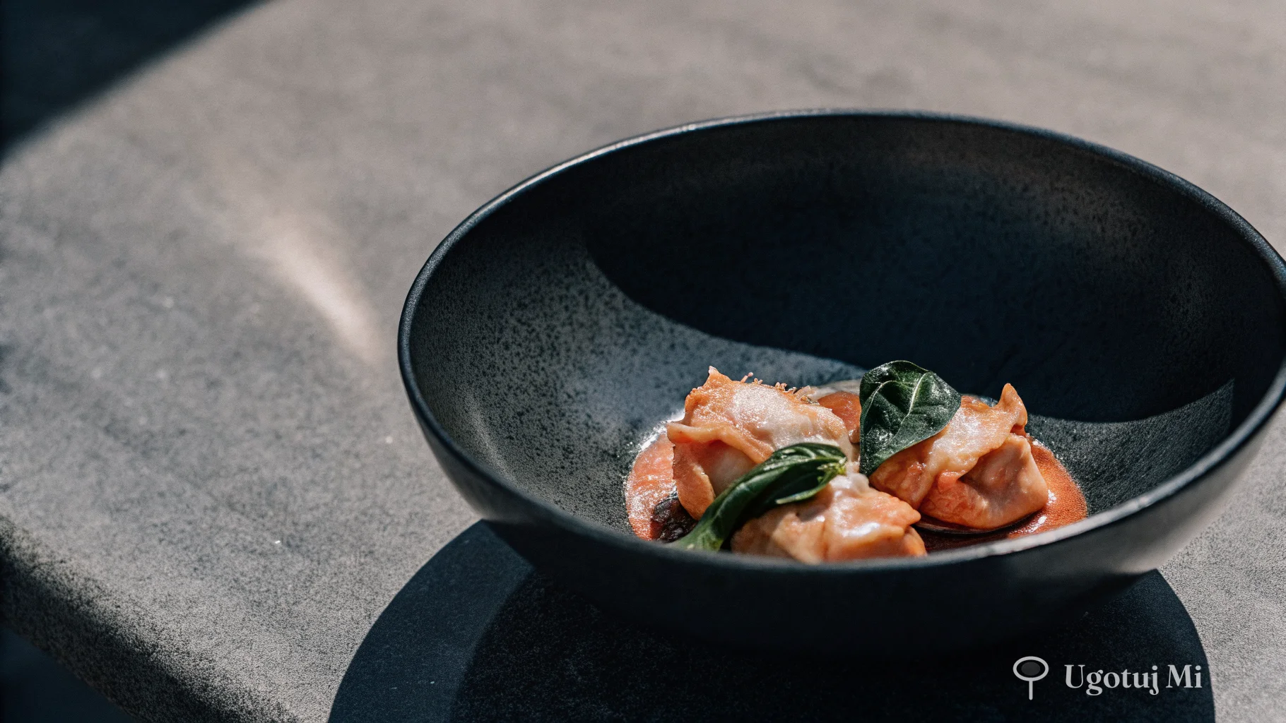 Zbliżenie na tortellini w kremowym sosie pomidorowym z zielonym szpinakiem i parmezanem | ugotujmi.pl